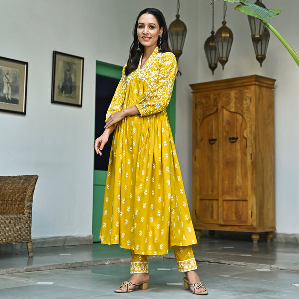 What are some good colour combinations for a bright yellow dress? - Quora